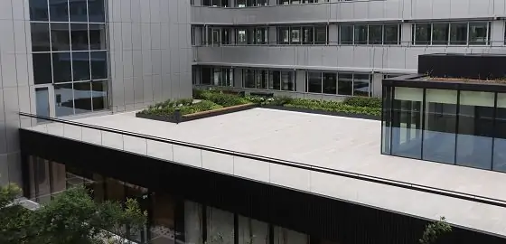 White City Place London közösségi tér fa teraszburkolat