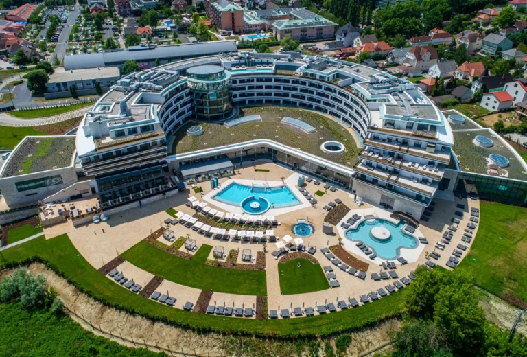 Le Primore Hotel Hévíz íves teraszburkolat és E-BRS sínrendszer