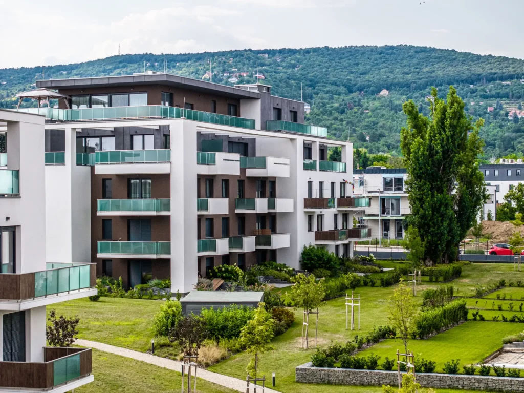 Sasad Resort 7 penthouse jacuzzi alátámasztás E-BRS sínrendszerrel