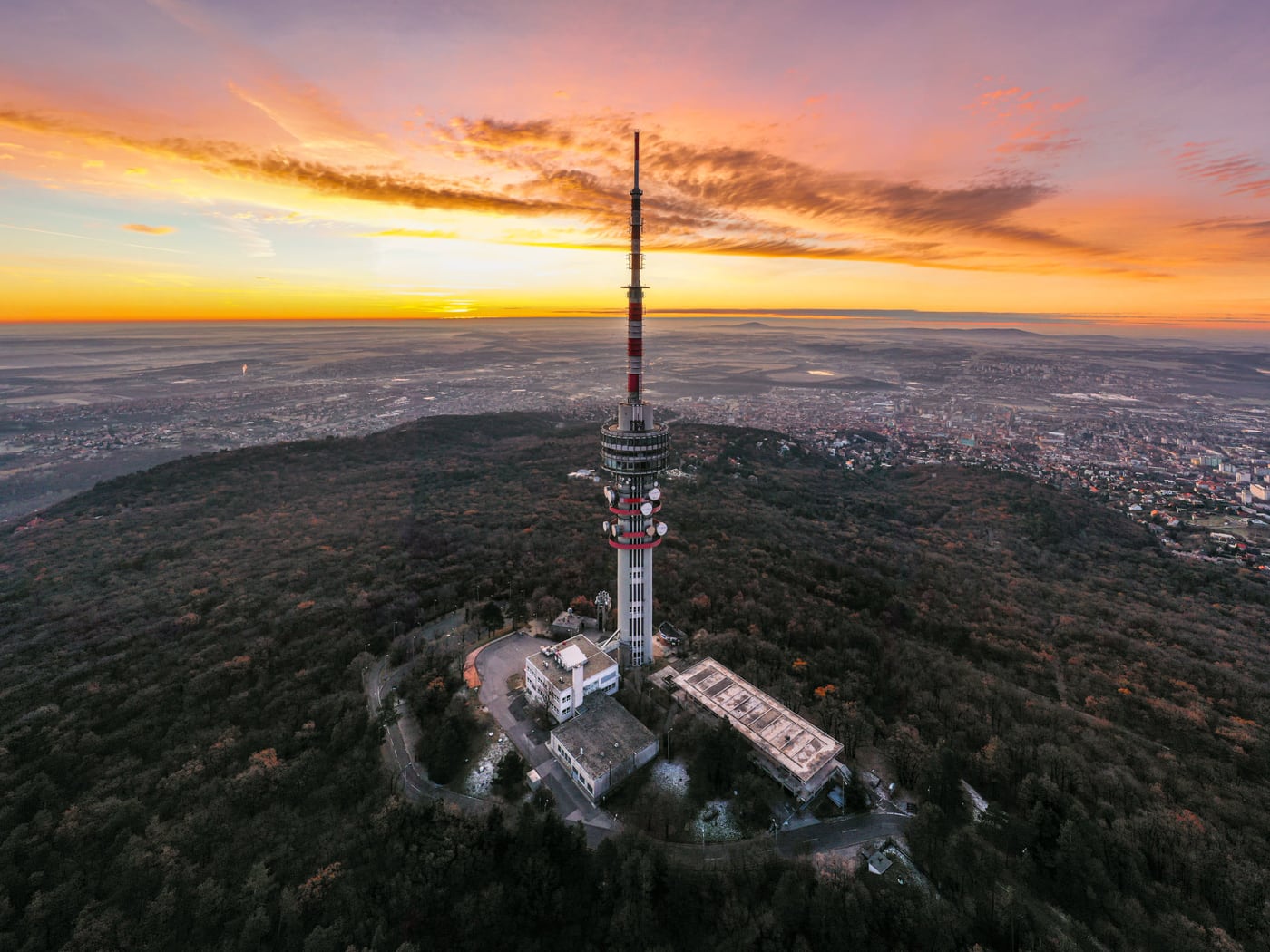 Misina TV-torony Pécs kilátóterasz burkolat PB talprendszerrel