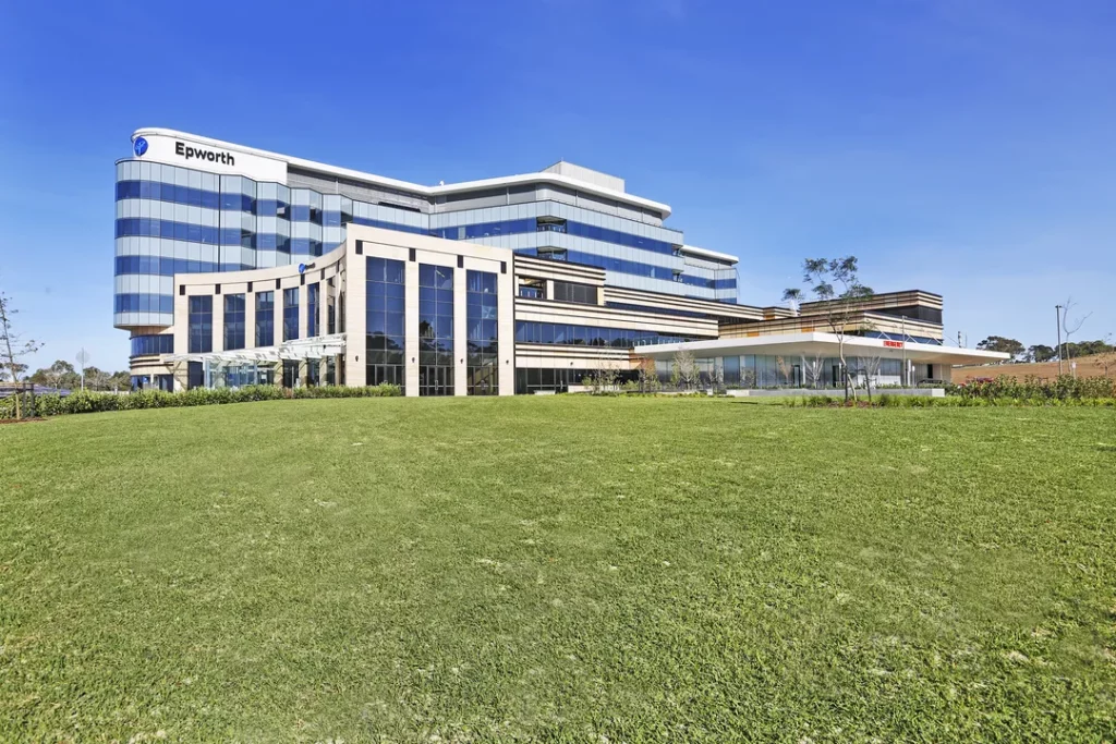 Epworth Hospital Geelong modern kültéri betonburkolat