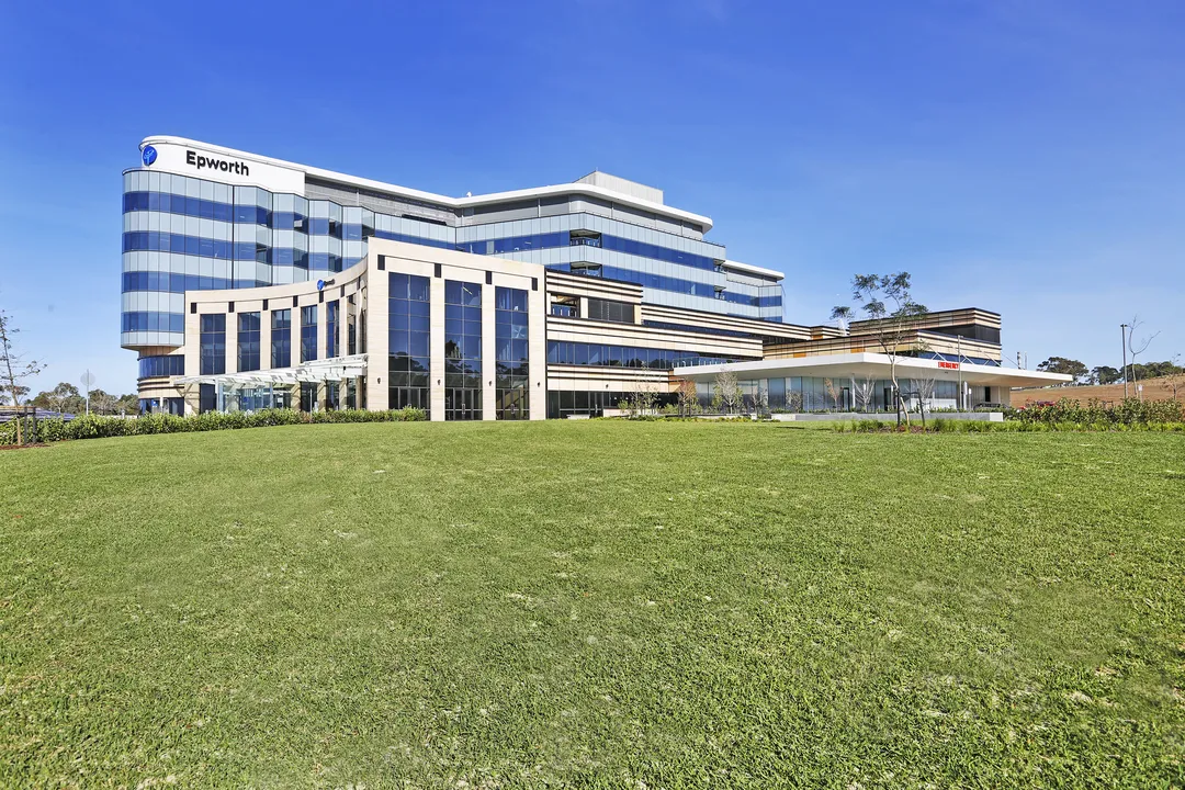 Epworth Hospital Geelong modern kültéri betonburkolat