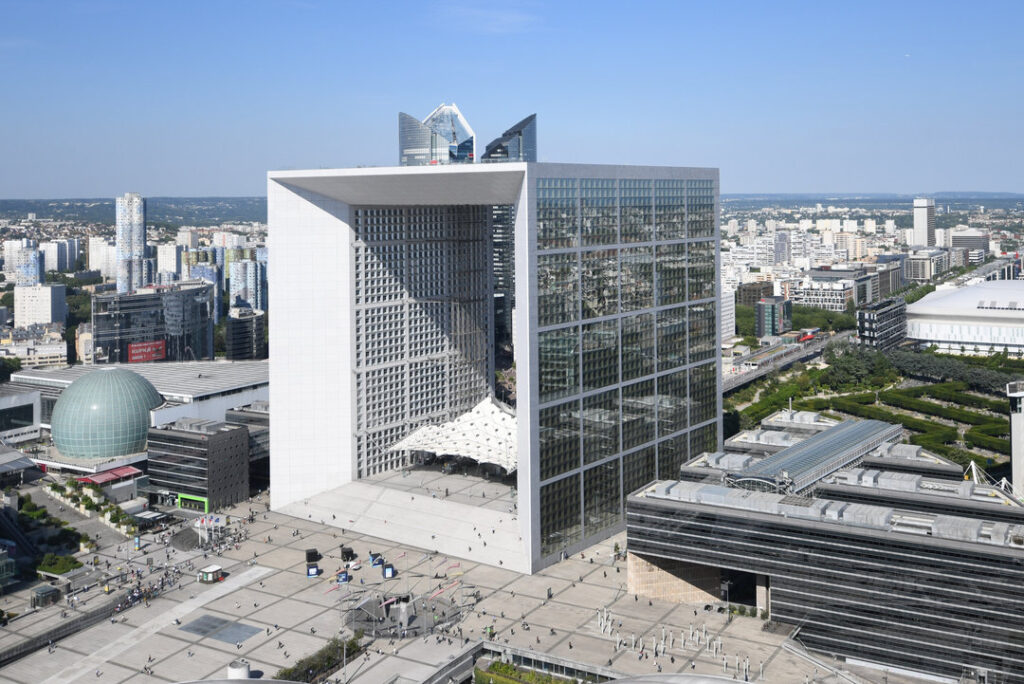 Grande Arche de la Défense Párizs közterületi fém rácsburkolat