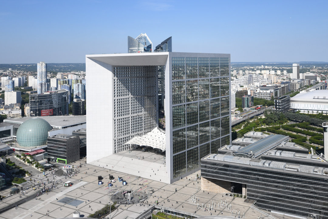 Grande Arche de la Défense Párizs közterületi fém rácsburkolat