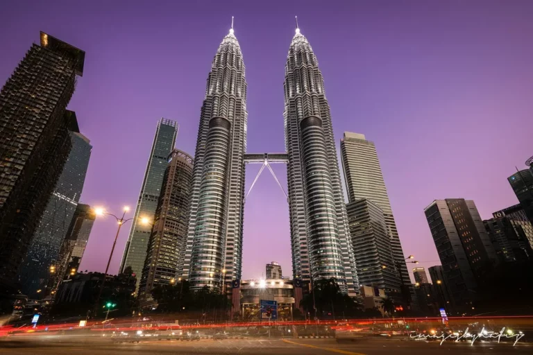 Petronas Twin Towers Kuala Lumpur kültéri teraszburkolat szintezése Buzon talpakkal