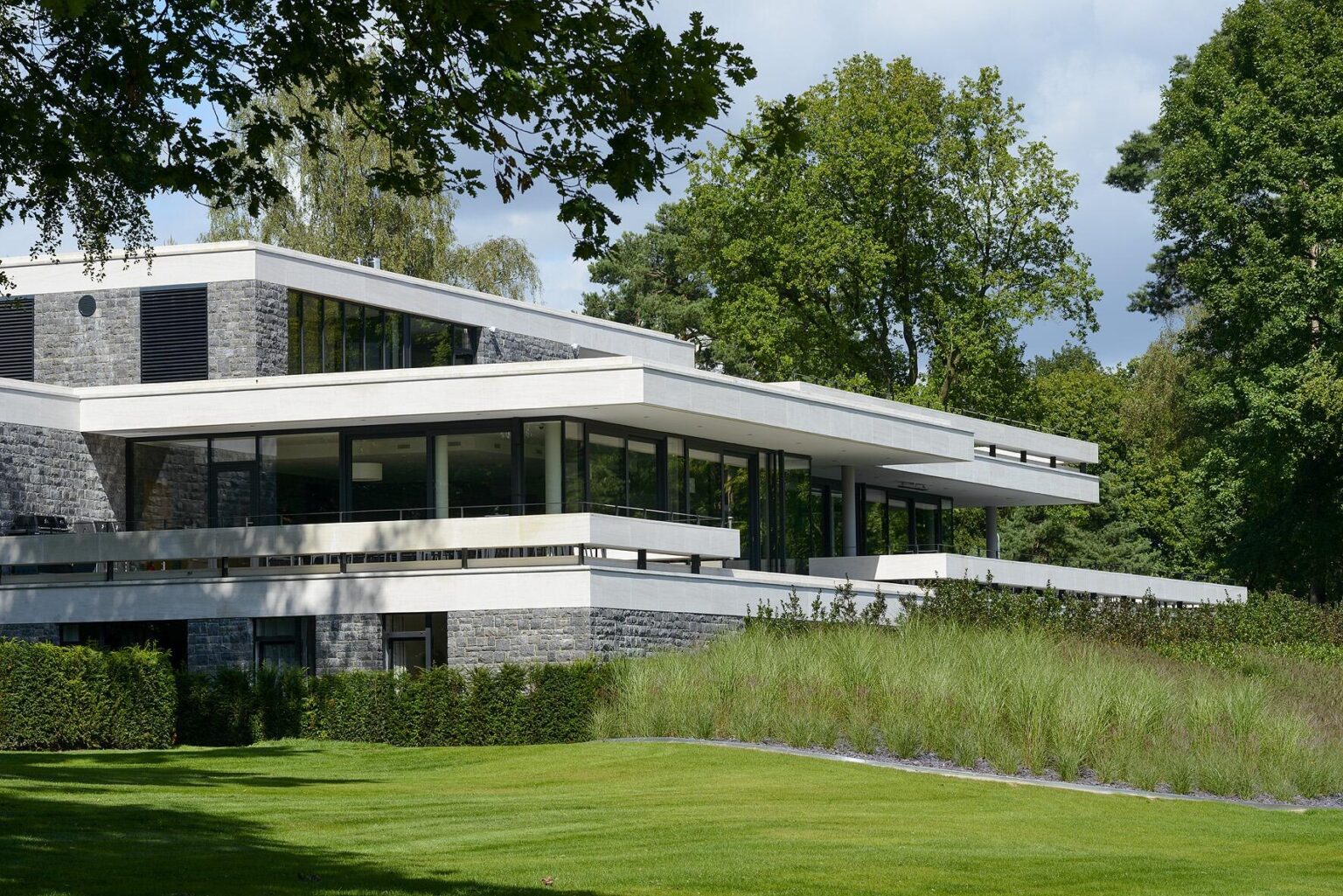 Sart-Tilman Golf Clubhouse exkluzív kültéri fa teraszburkolat
